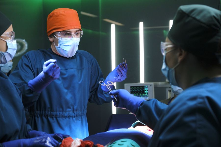 Shaun Murphy (Freddie Highmore) réagit brutalement lors d'une opération
