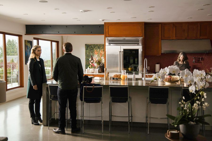 Morgan, Ariel Reznick (Allen Leech) et Caroline Reznick (Annette O’Toole) dans une cuisine