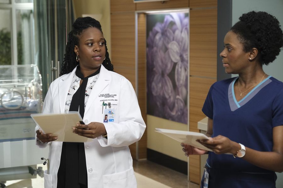 Dr. Jordan Allen (Bria Henderson) et Dr. Olivia Jackson (Summer Brown)