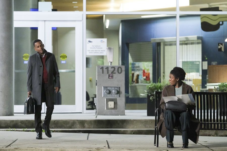 Marcus Andrews sort de l'hôpital et voit Dr. Olivia Jackson (Summer Brown) sur un banc