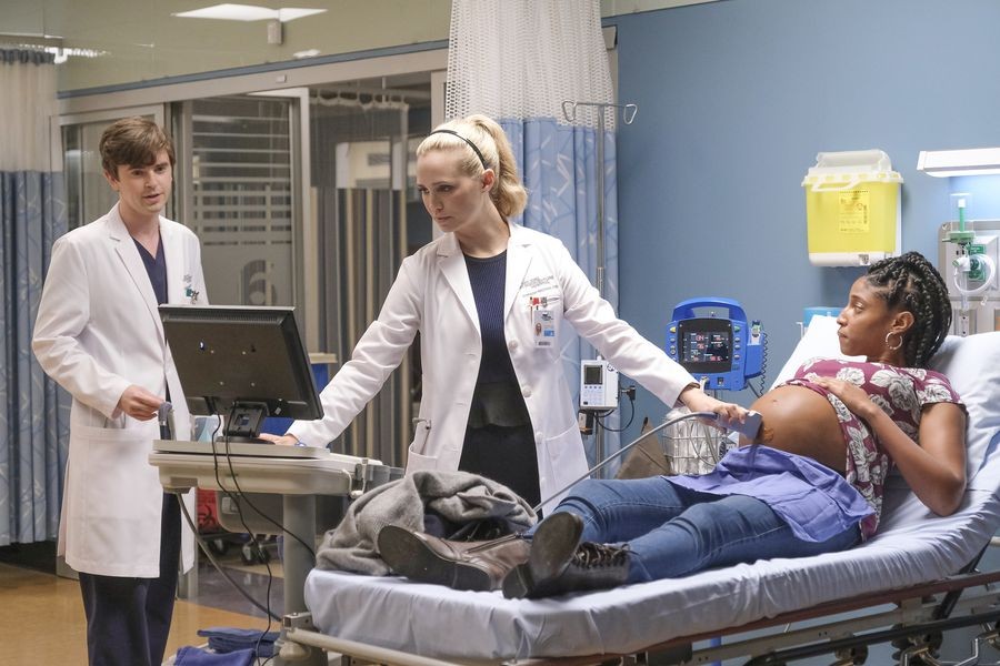Morgan Reznick (Fiona Gubelmann) fait une échographie à sa patiente devant le regard de Shaun